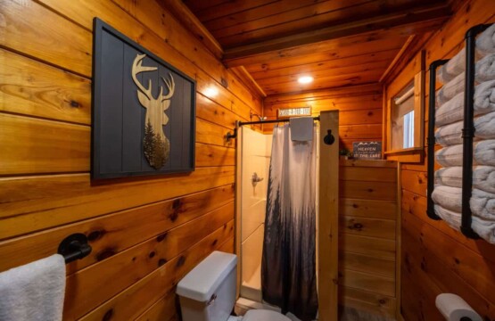 Rustic details, peaceful light, and warm touches all around.