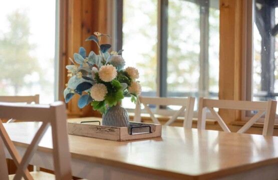 Bold blooms, bright days, and dinner-ready vibes.