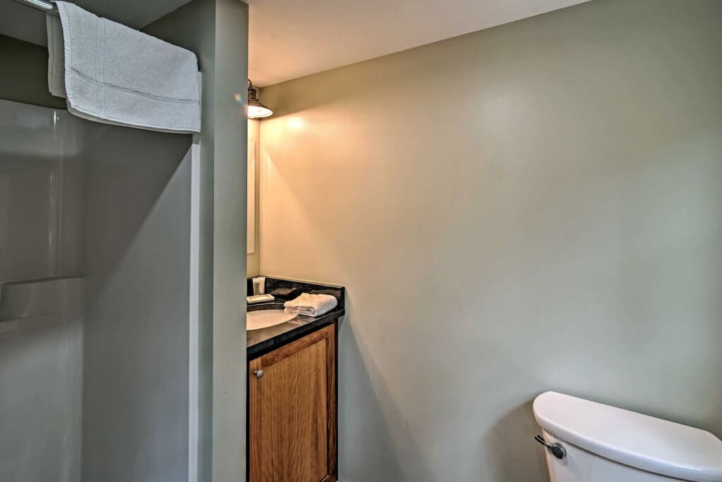 Gleaming Retreat: Where Cleanliness Meets Comfort in Style.