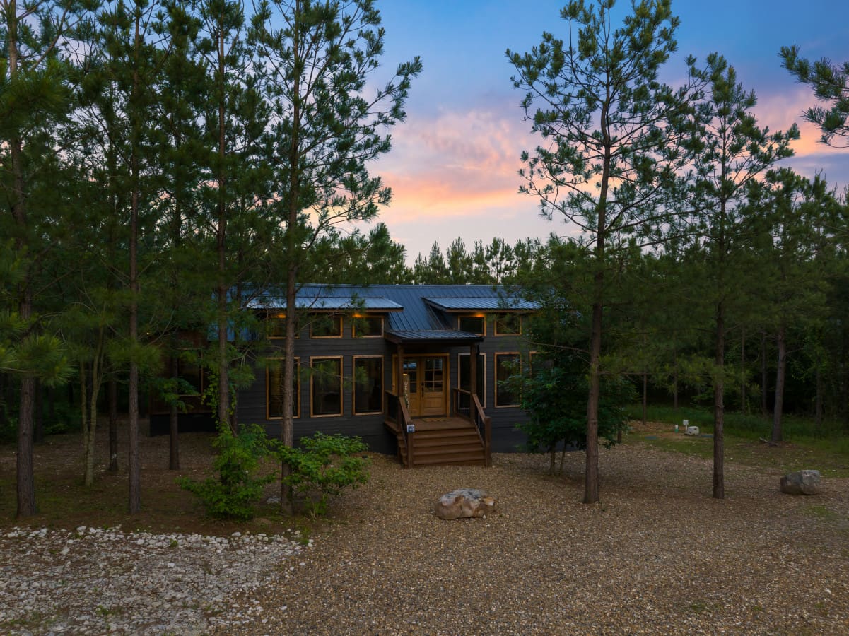 Front row seats to nature's beauty. 🏞️🏠