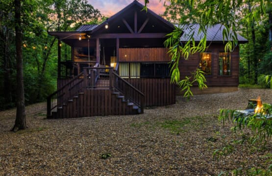 "Loved the back deck with the hot tub and fireplace. Location was excellent, close enough to the park to run back for lunch before heading back out for more hikes. I hope to return!" - Darla