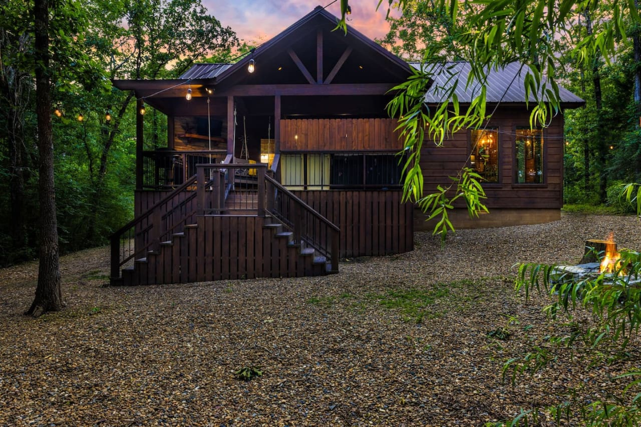 "Loved the back deck with the hot tub and fireplace. Location was excellent, close enough to the park to run back for lunch before heading back out for more hikes. I hope to return!" - Darla