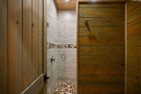 From quick freshen-ups to serene moments, enjoy a washroom that caters to all your needs.
