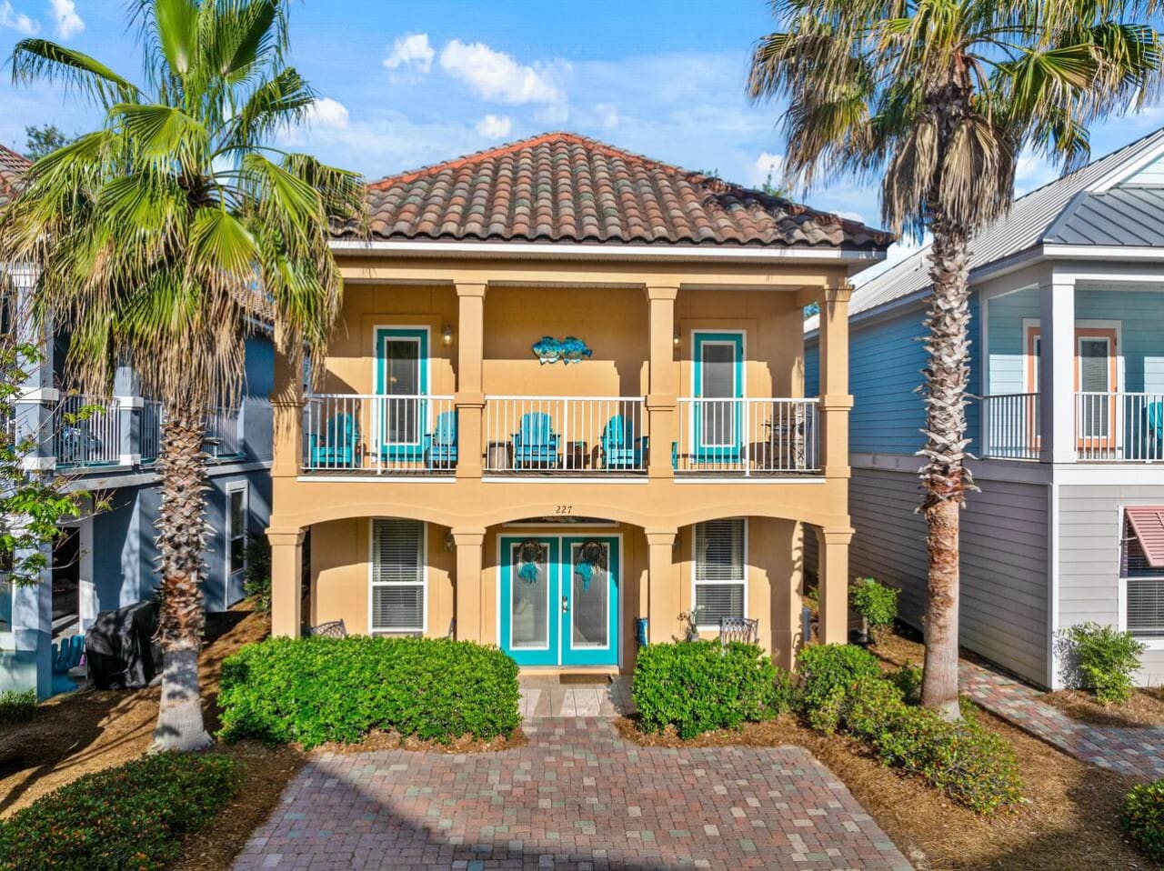 This sunshine-yellow charmer with its turquoise trim and double-decker palm trees is practically screaming "come make some memories here" the second you spot it from the street.