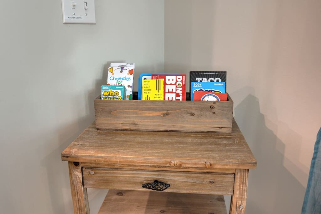 This cozy little shelf above the desk is packed with games and activities—perfect for keeping everyone entertained on rainy days or lazy afternoons.
