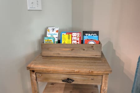 This cozy little shelf above the desk is packed with games and activities—perfect for keeping everyone entertained on rainy days or lazy afternoons.