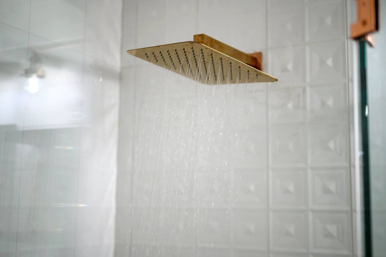Start your mornings or unwind your evenings with a soothing rainfall rinse in this spa-inspired shower.
