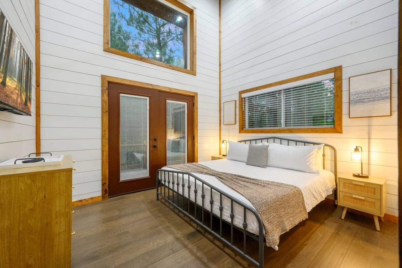 Surrounded by wood, wrapped in white this bedroom brings the outdoors in.
