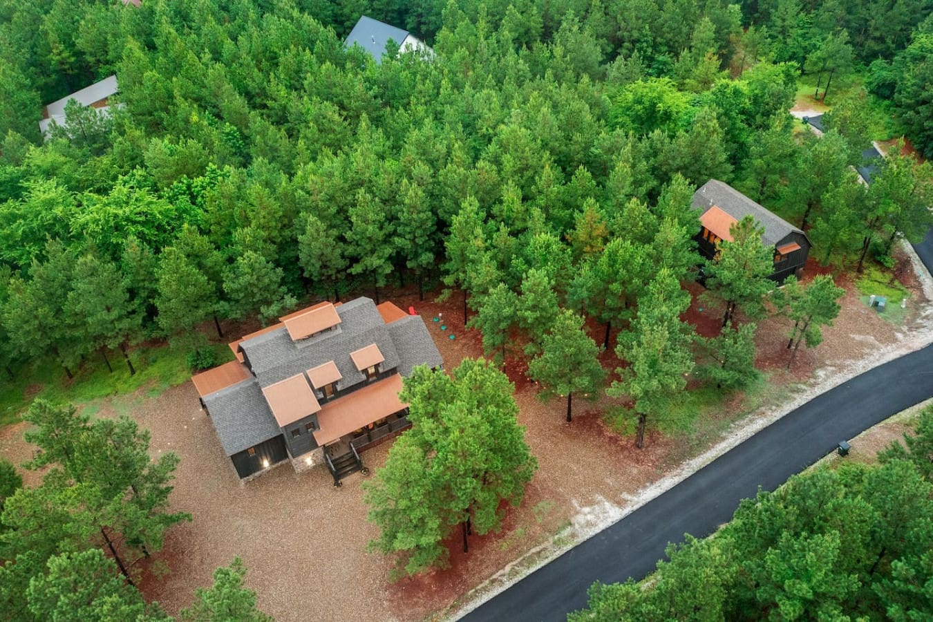 Perfectly placed in the heart of the woods, where peace and privacy go hand in hand.