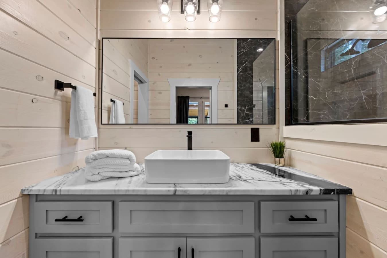 Natural tones, soft light, and a vibe that says: take your time.