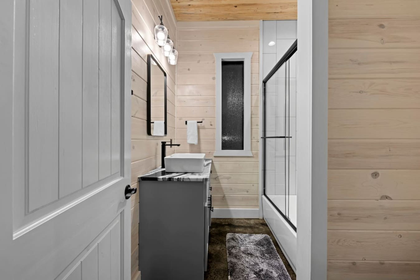 From rain showers to rustic details—this bathroom has it all.