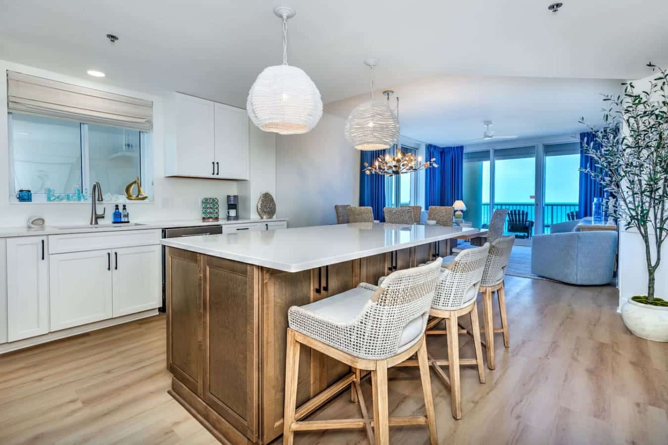 Vacation meals made easy in this beachy kitchen.