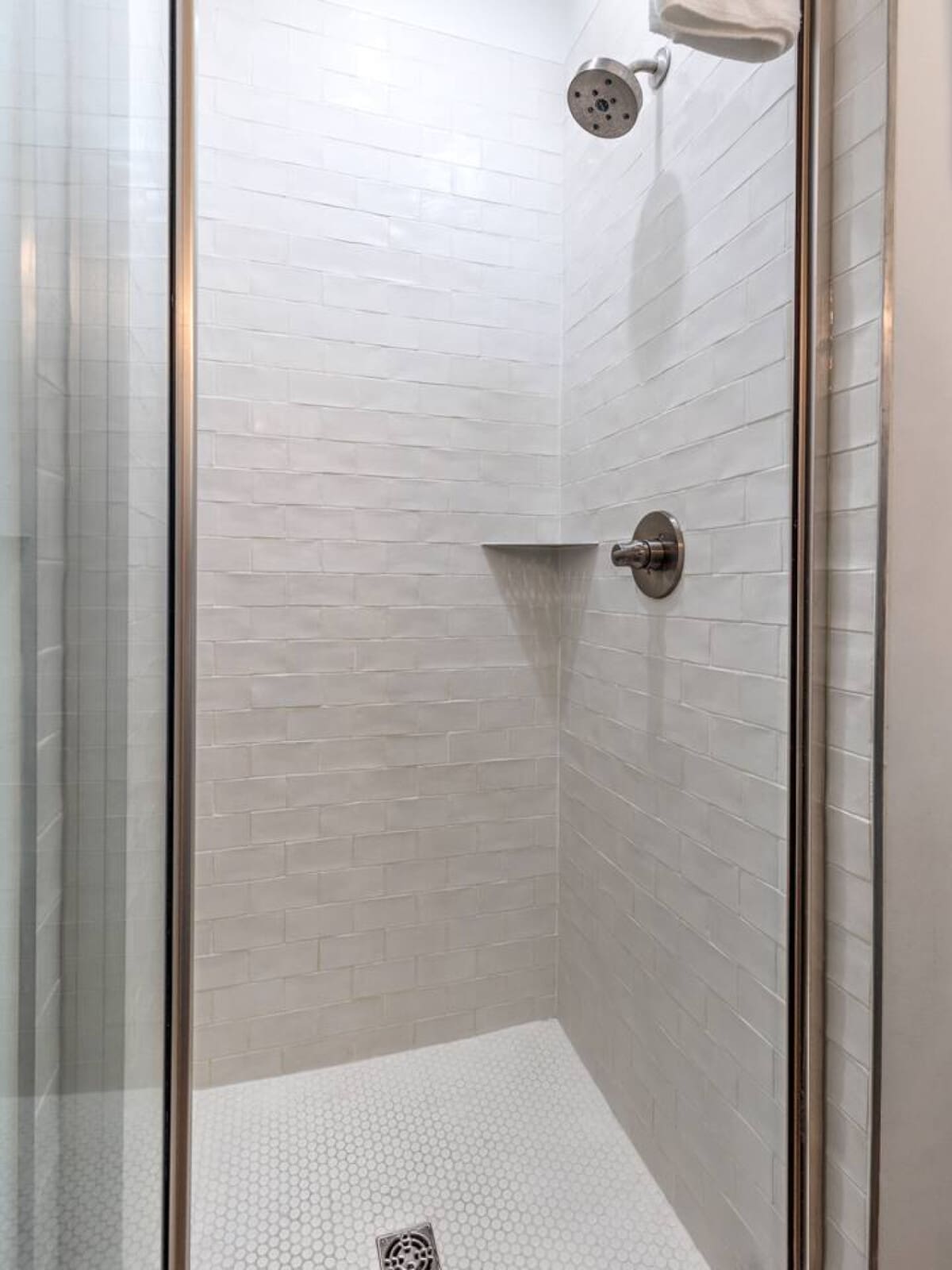 Bright, clean, and refreshingly straightforward—this shower has everything you need to wash off the day without any fuss.
