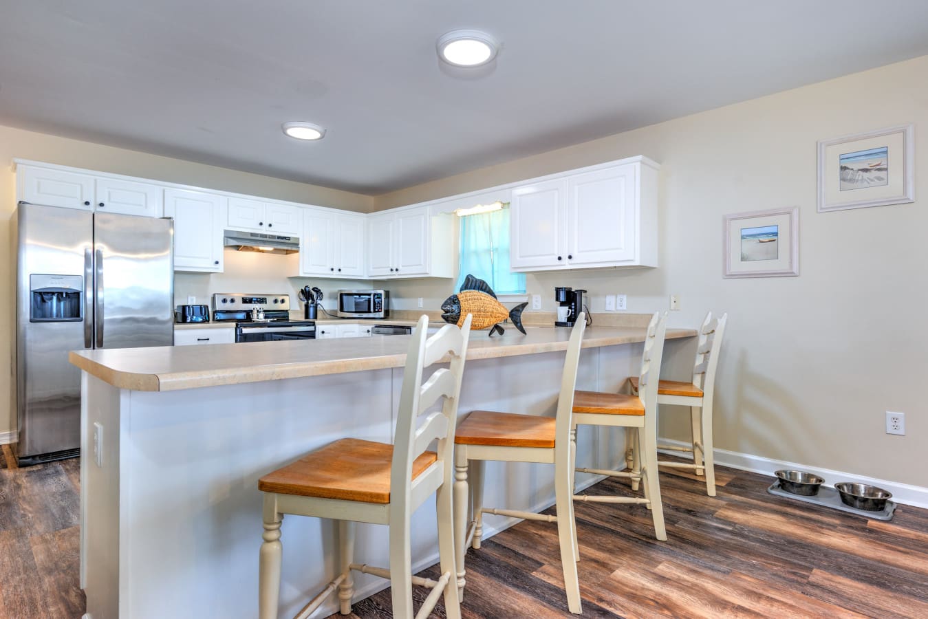 Function meets coastal style in this beach house kitchen.