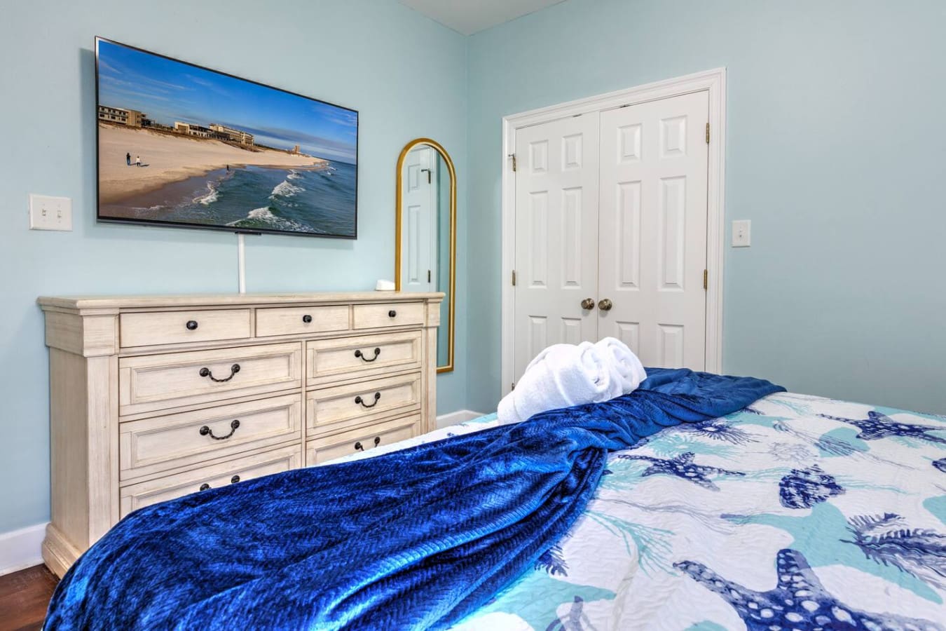 Wake up to those ocean views right from your bed, then grab your coffee and settle into the calm coastal vibes of this light-filled bedroom.