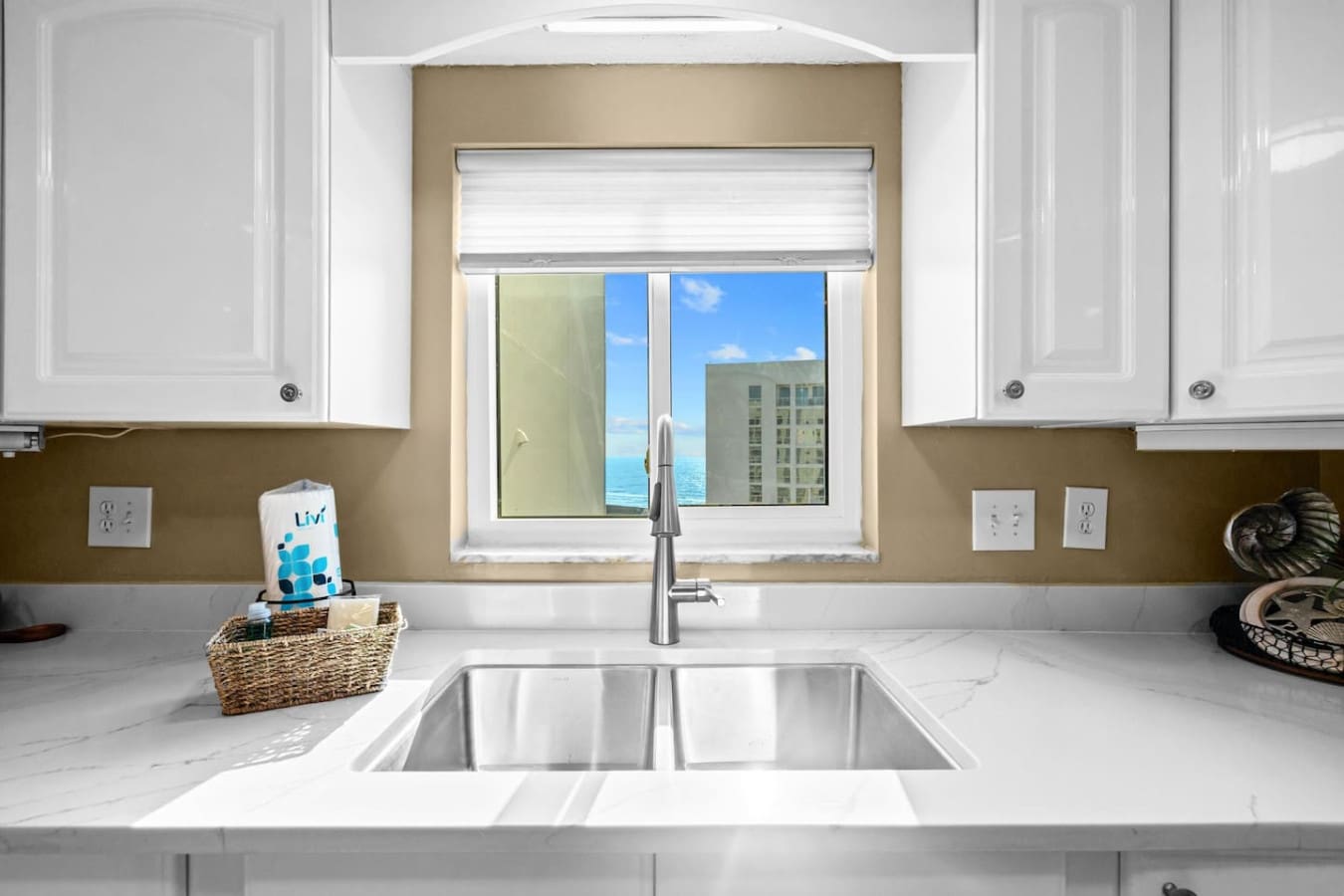 Practical sink area for easy food preparation and cleaning, designed for convenience during your stay.