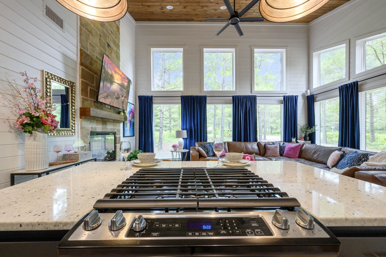 From the range to the ridge, every sightline in this cabin is worth savoring.