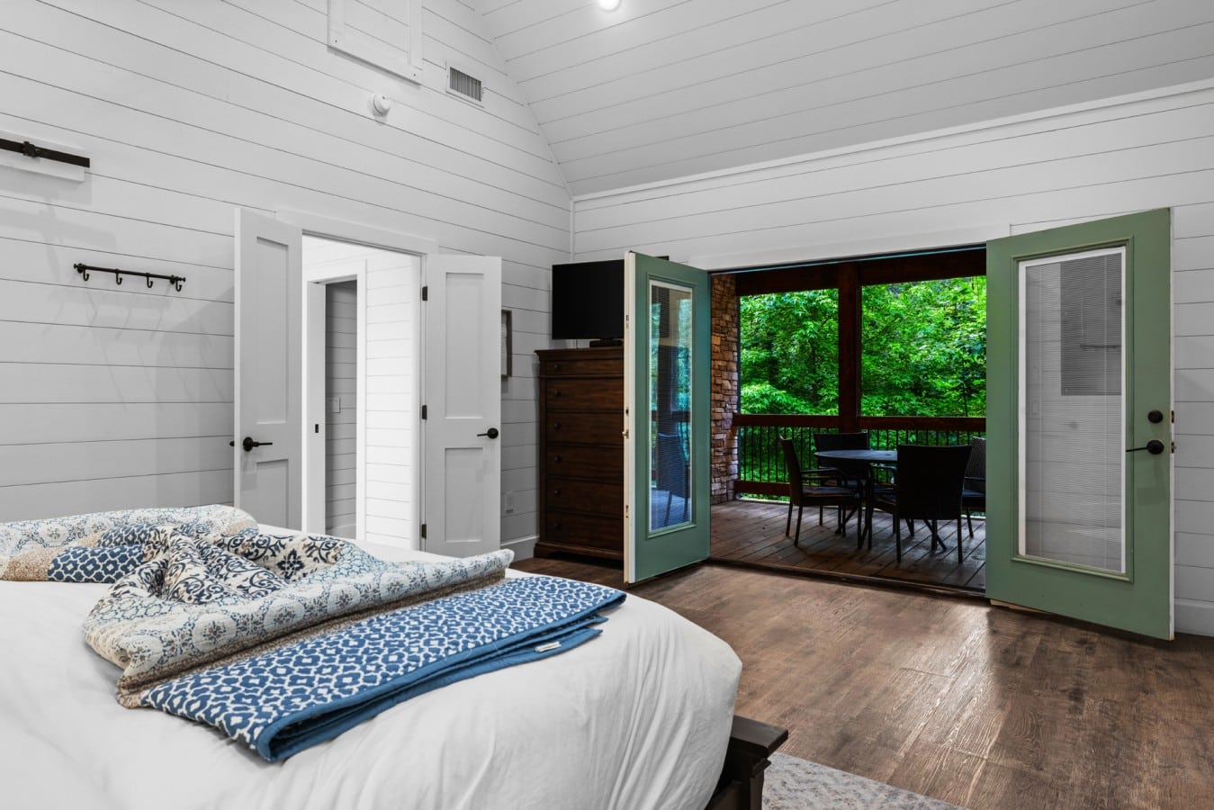 King bedroom with direct access toward the covered outdoor deck.