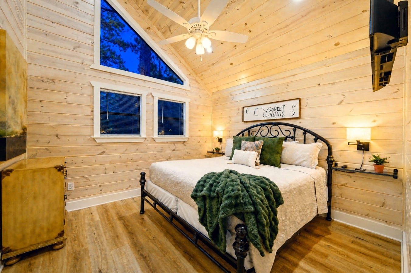 Drift off in dreamy comfort beneath vaulted pine ceilings and crisp white linens.