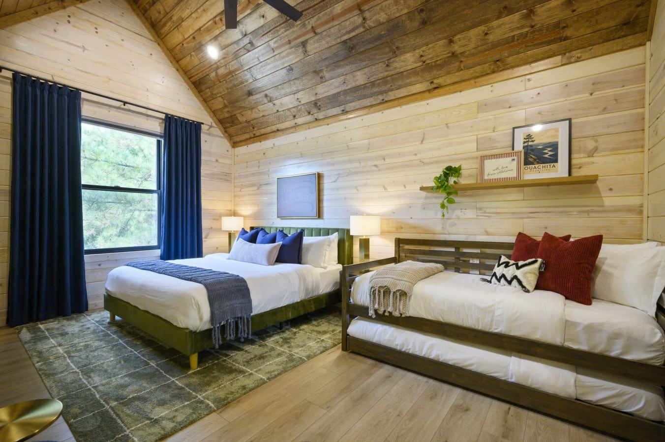 Bedroom 3: king bed plus a daybed, perfect for families or an extra guest.